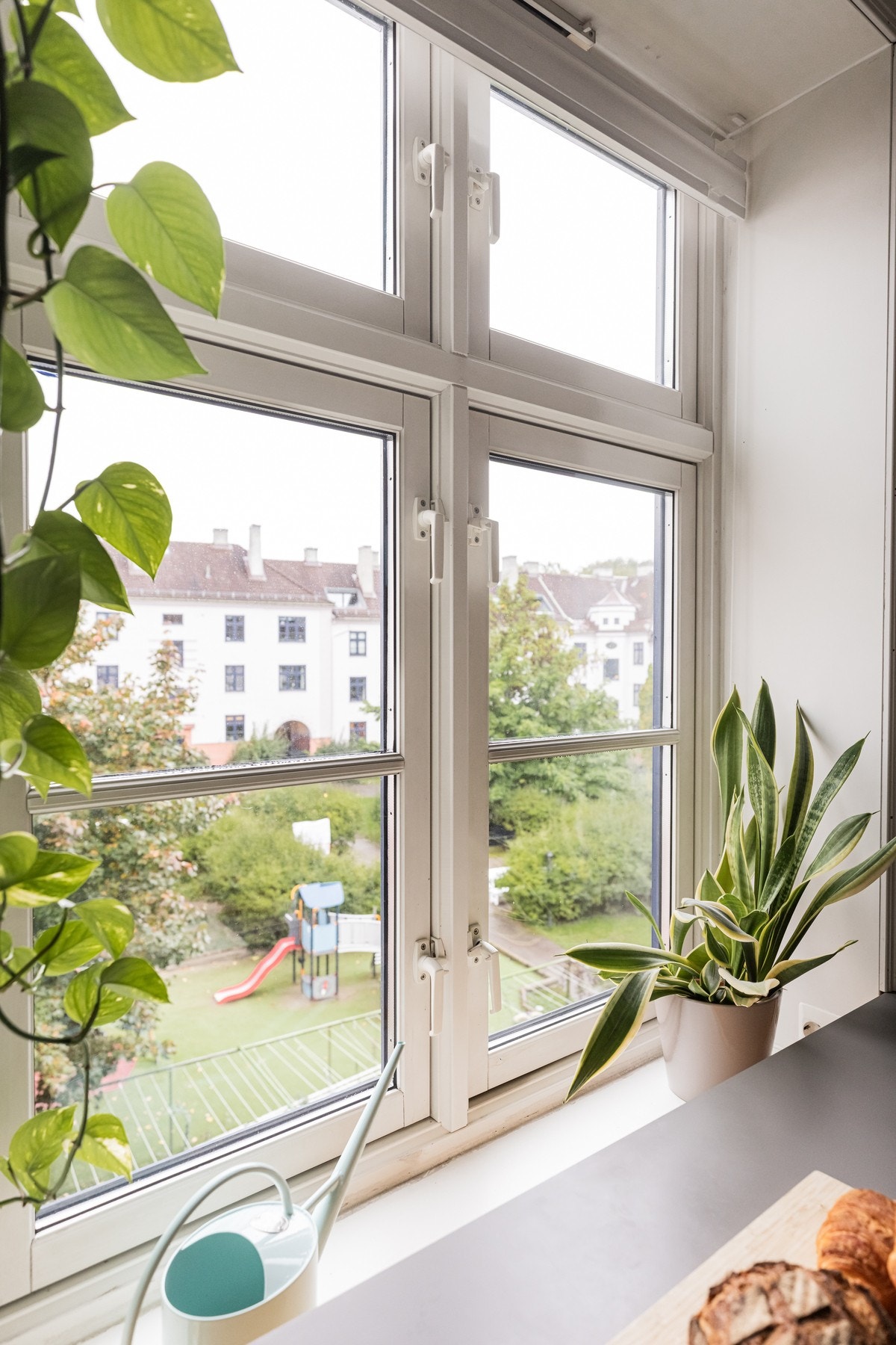 Fra boligen er det nydelig utsyn mot det parkmessige gårdsrommet. Galleribilde