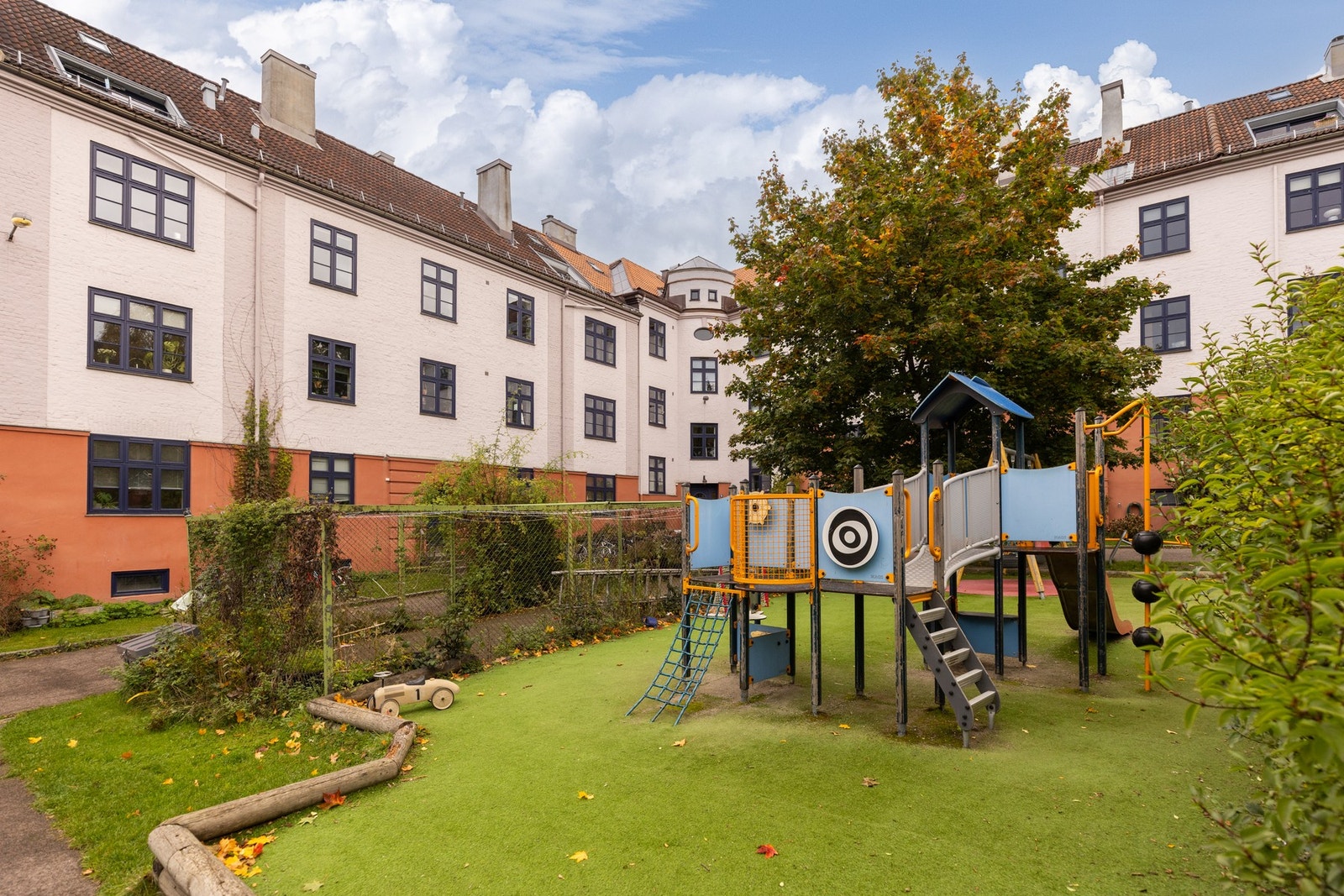 Det indre gårdsrommet er avskjermet og parkmessig opparbeidet. Galleribilde