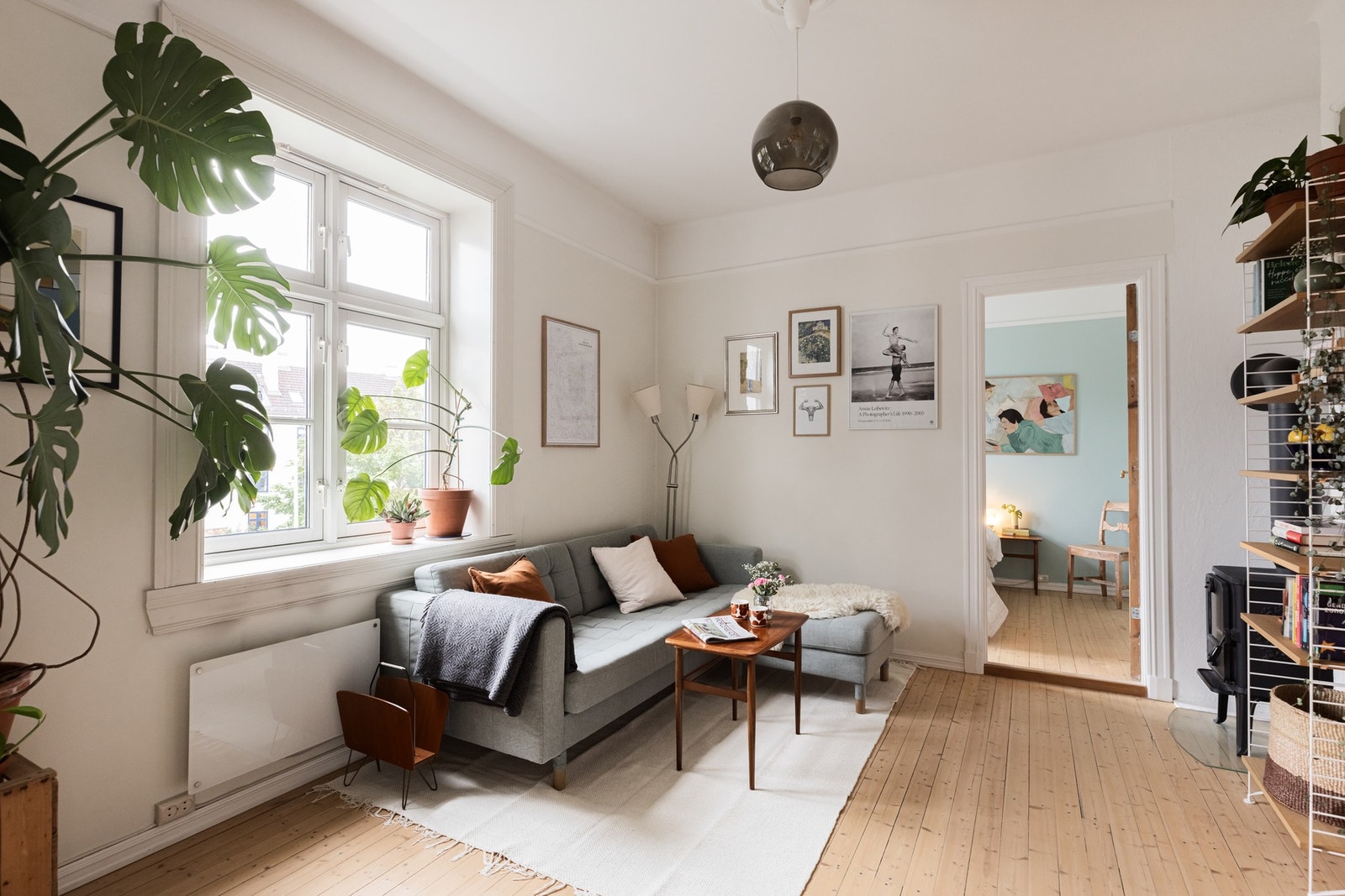 Store vindusflater slipper inn rikelig med naturlig dagslys. Galleribilde