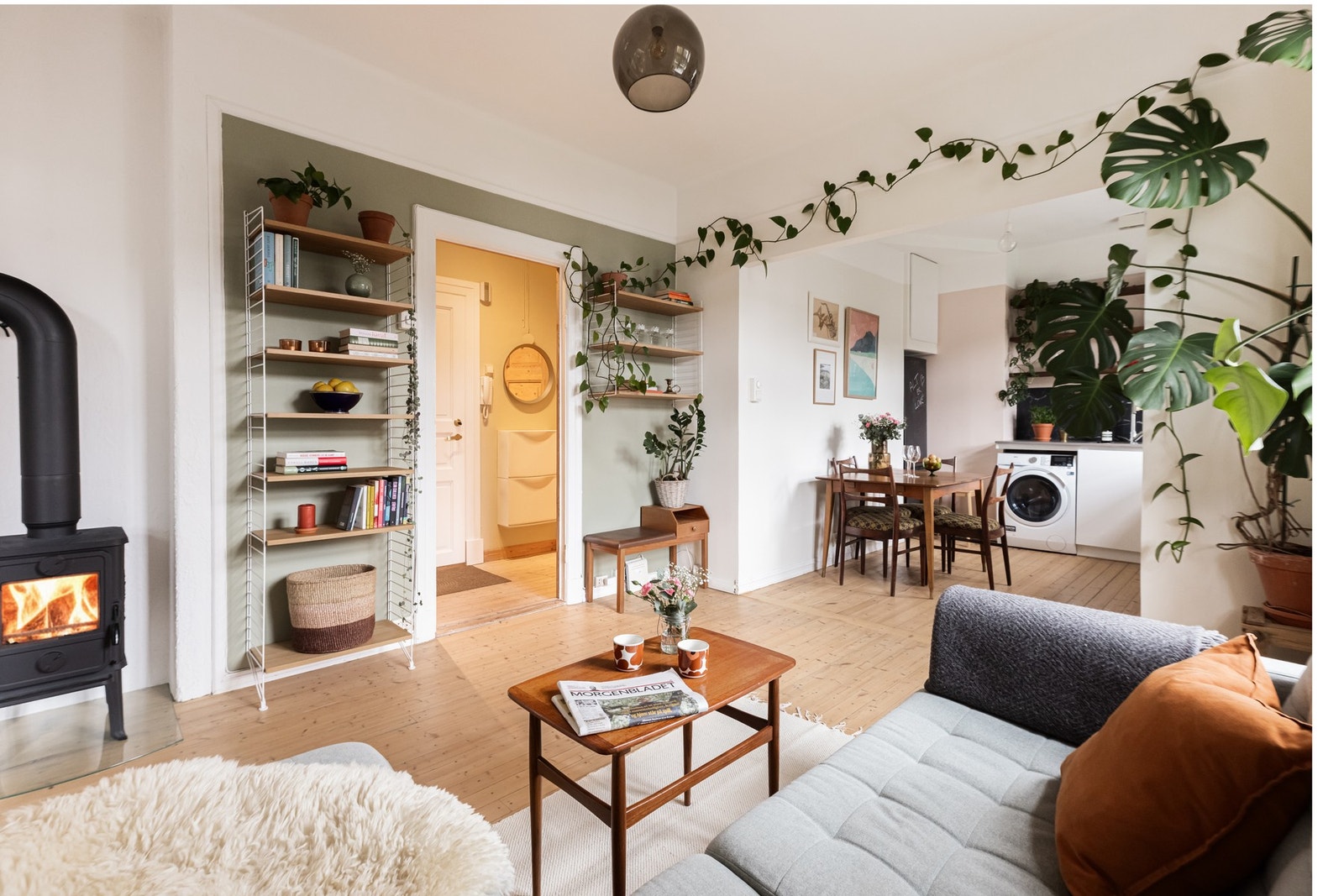 Lune tregulv, takhøyde på 2,82 meter, store vindusflater og ildsted gir en herlig atmosfære i stuen. Galleribilde