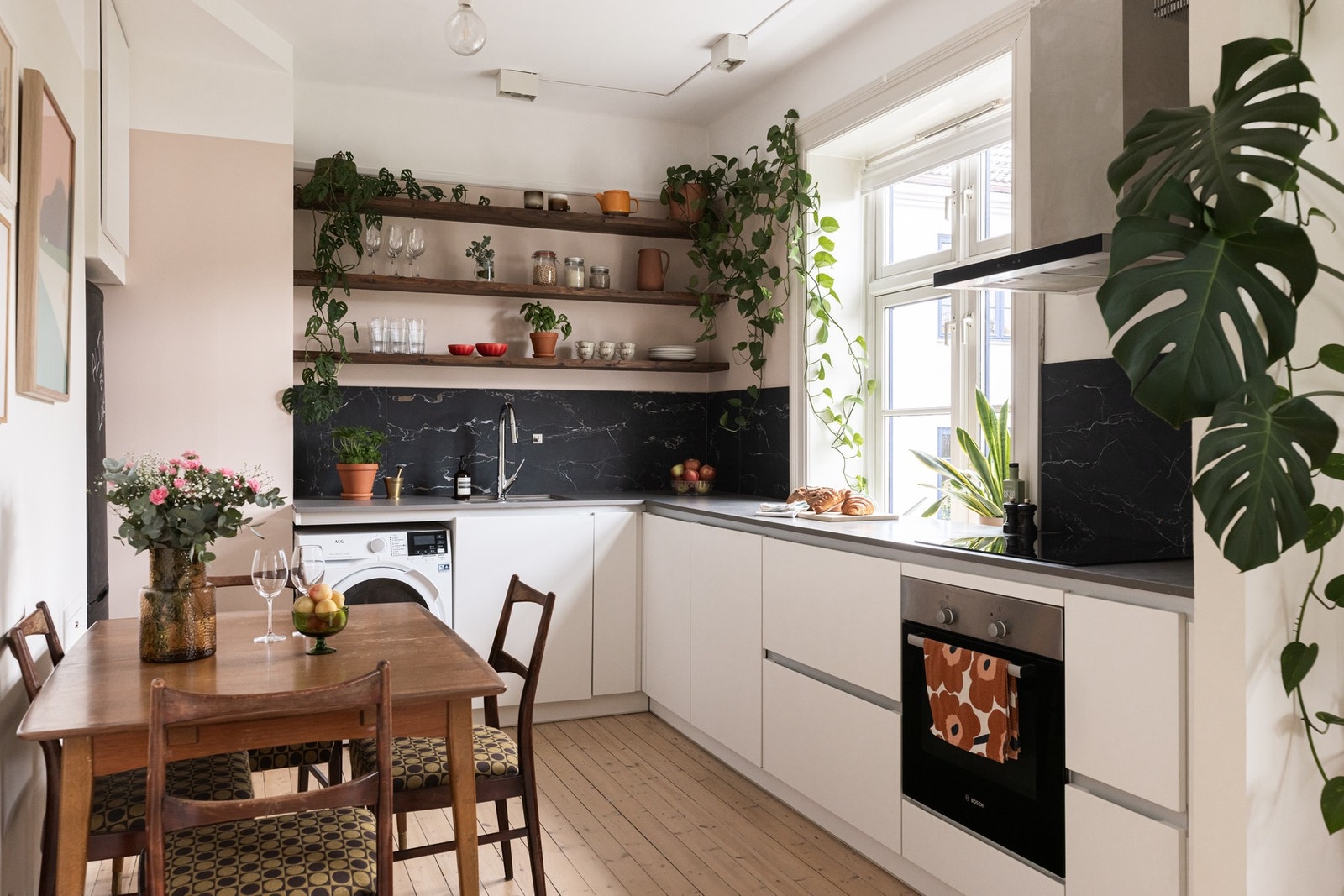 Kjøkkenet har integrert induksjonstopp, stekeovn, kjøl/frys og oppvaskmaskin. Galleribilde