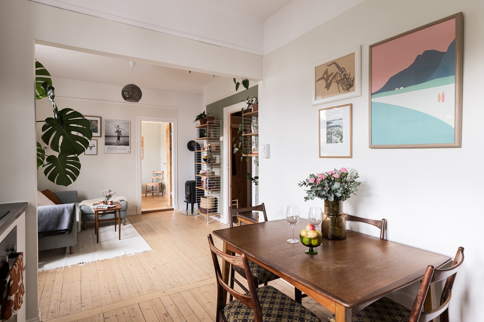 Den åpne løsningen mellom stuen og kjøkkenet gir meget god romfølelse i boligen. Galleribilde