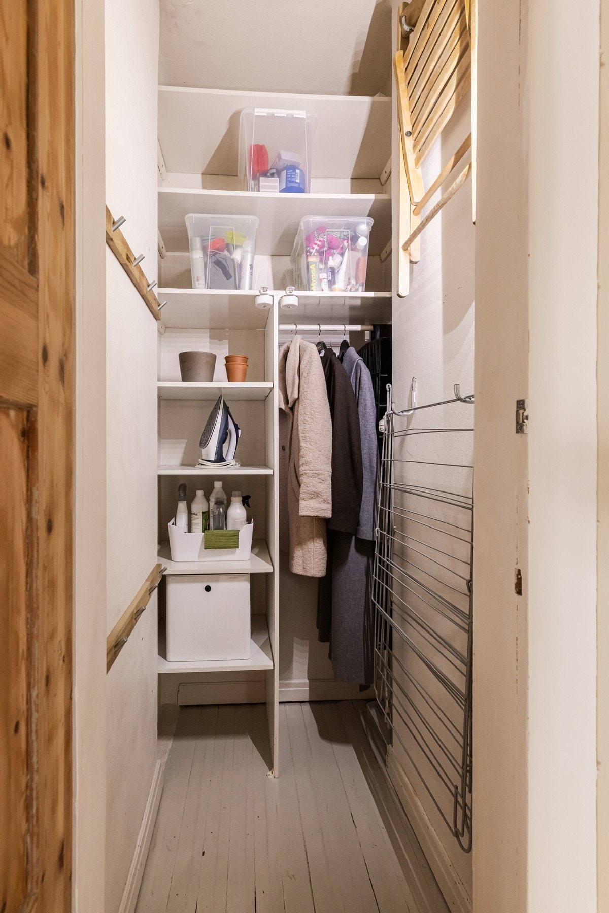 I tilknytning til entréen er det en innvendig bod med god lagringsplass. Boligen disponerer også en loftsbod og en kjellerbod. Galleribilde