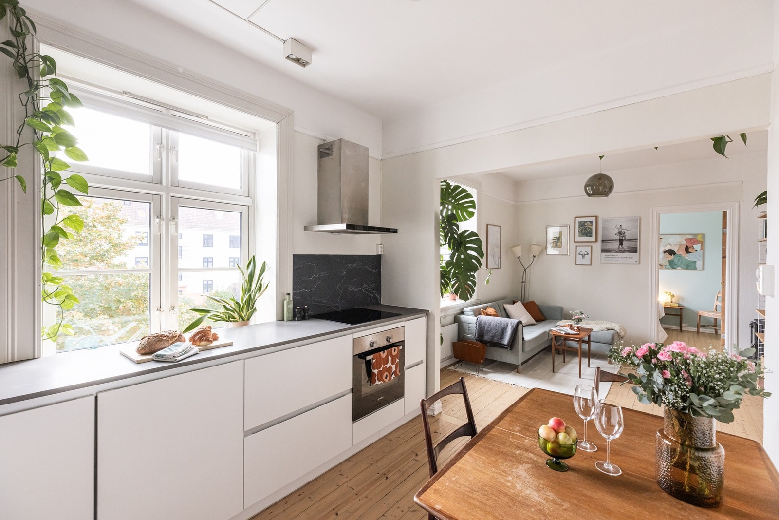 Kjøkkenet har vindu mot det nydelige gårdsrommet. Galleribilde