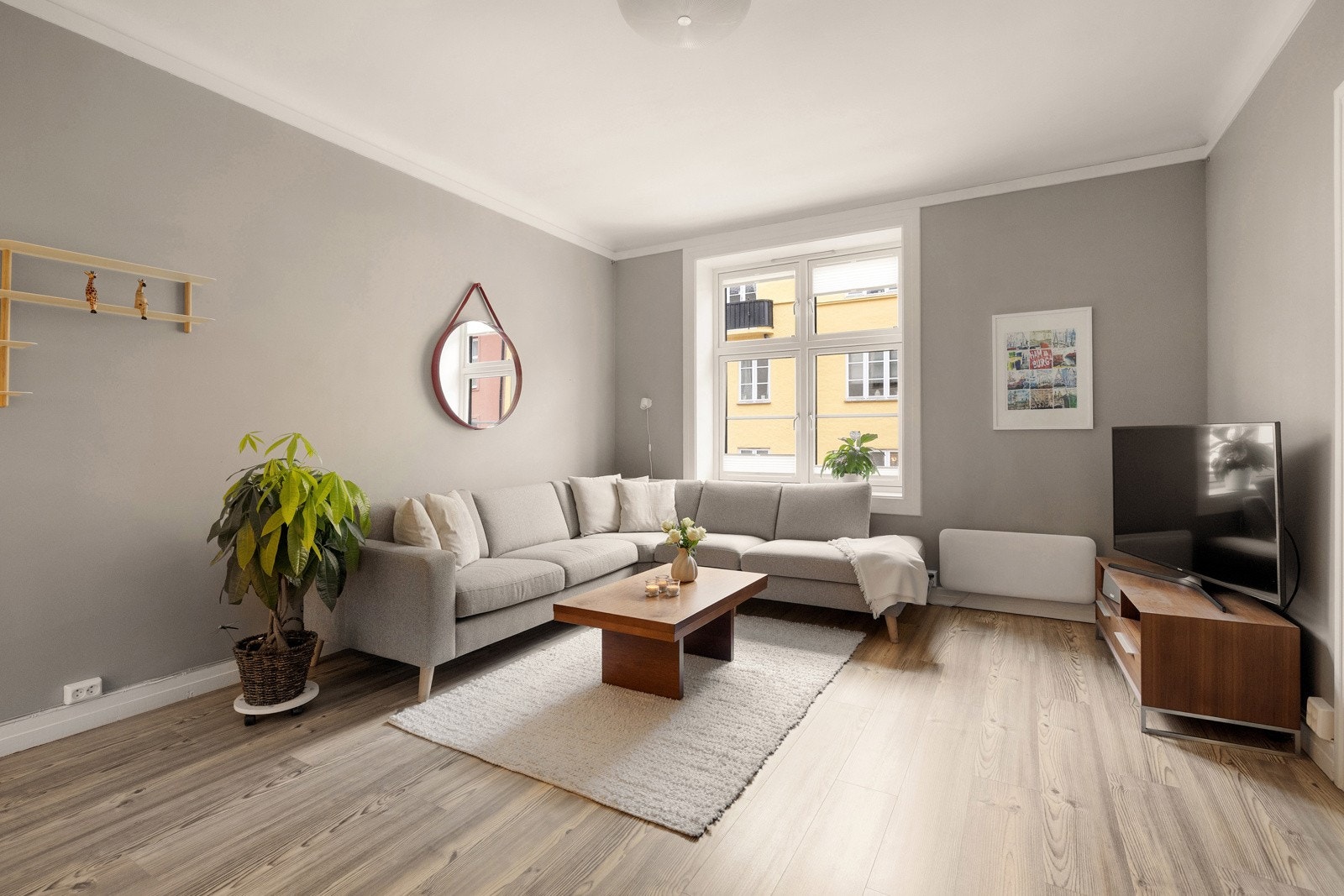 Stuen har en romslig og møbleringsvennlig utforming med gode vindusflater som gir rikelig med naturlig lys. Galleribilde