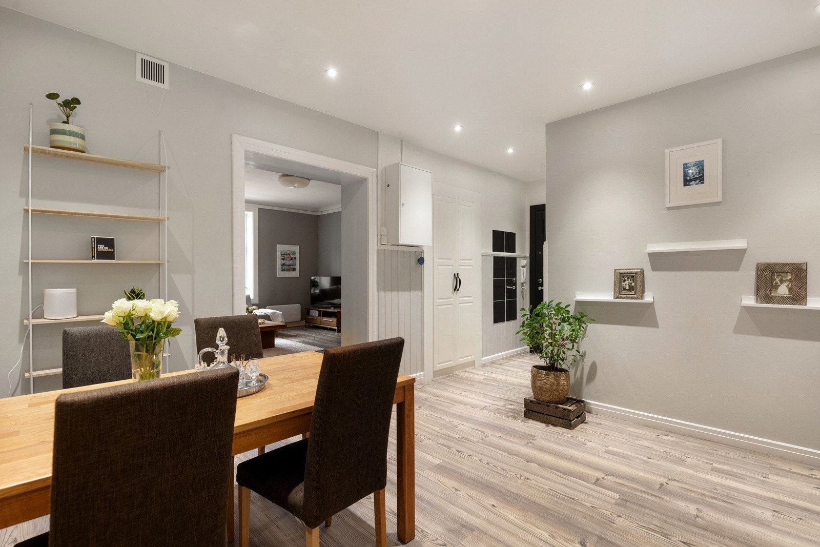 Spisestuen er plassert sentralt i boligen og fungerer som et naturlig bindeledd mellom stue, kjøkken og entré. Galleribilde