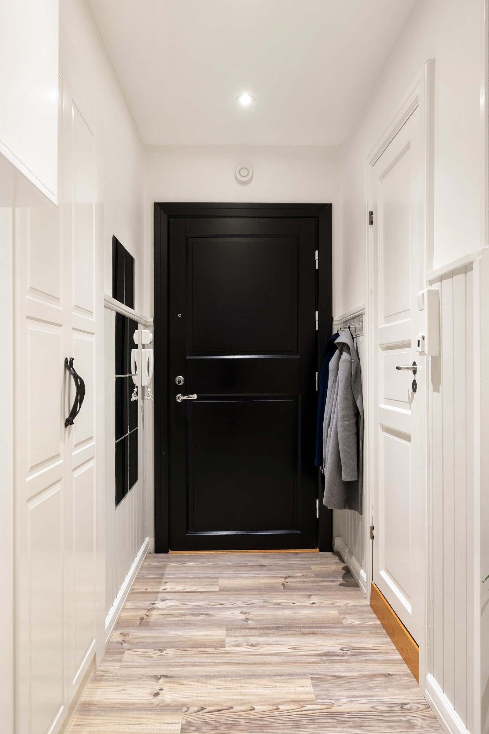 Entréen fremstår romslig og funksjonell, med god plass til oppbevaring av yttertøy og sko. Arealet gir en praktisk adkomst til leilighetens øvrige rom og fungerer som et naturlig bindeledd mellom oppholdsrom og private soner. Galleribilde