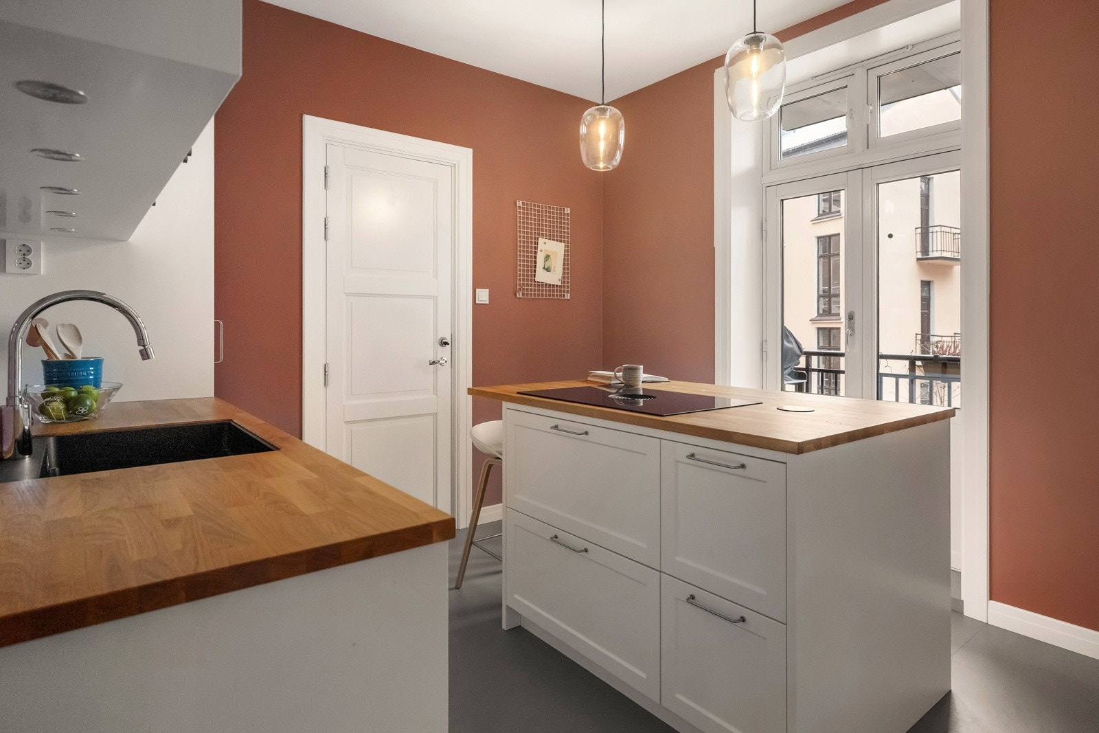 Kjøkkeninnredning levert av Drømmekjøkken og etablert i 2019, med utgang til balkong. Galleribilde