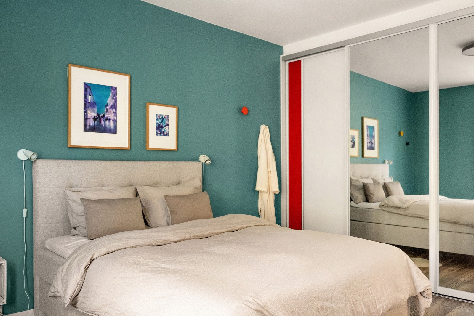 Hovedsoverommet ligger skjermet til ved stuen og har plass til dobbeltseng, nattbord samt garderobeløsning. Galleribilde