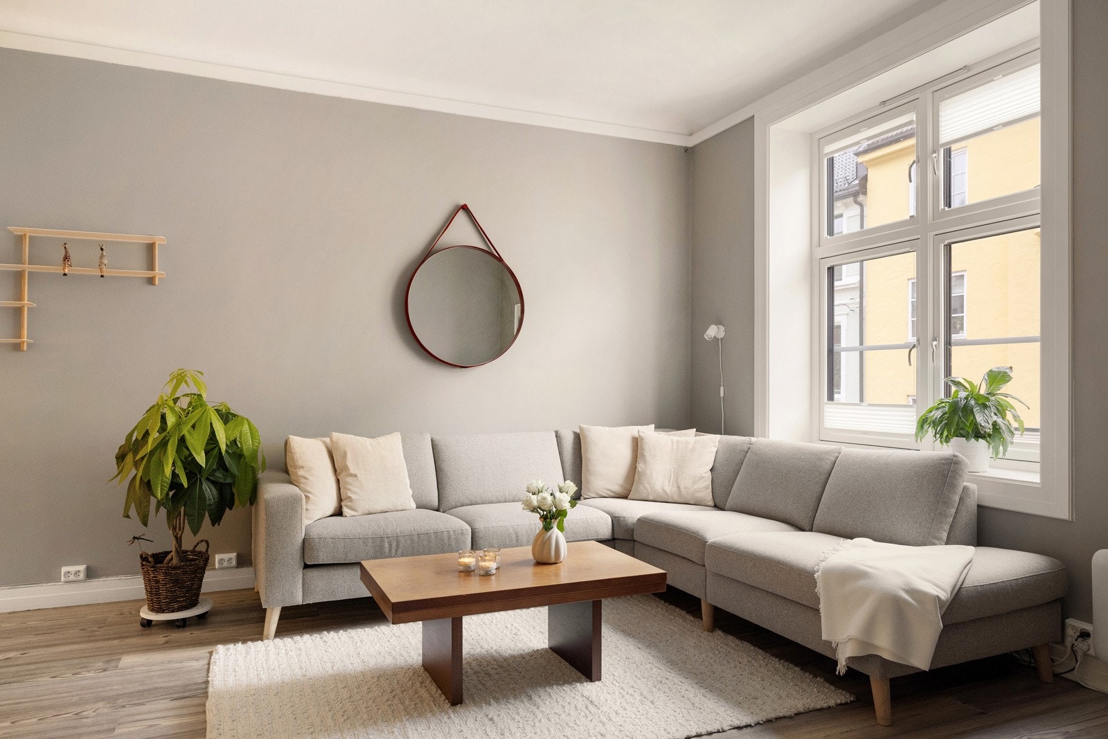 Rommet har god plass til sofagruppe, mediemøbler og øvrig stueinventar. Galleribilde