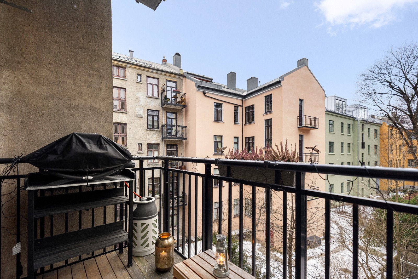 Balkong med plass til sittegruppe og grill, vendt mot rolig bakgård. Galleribilde