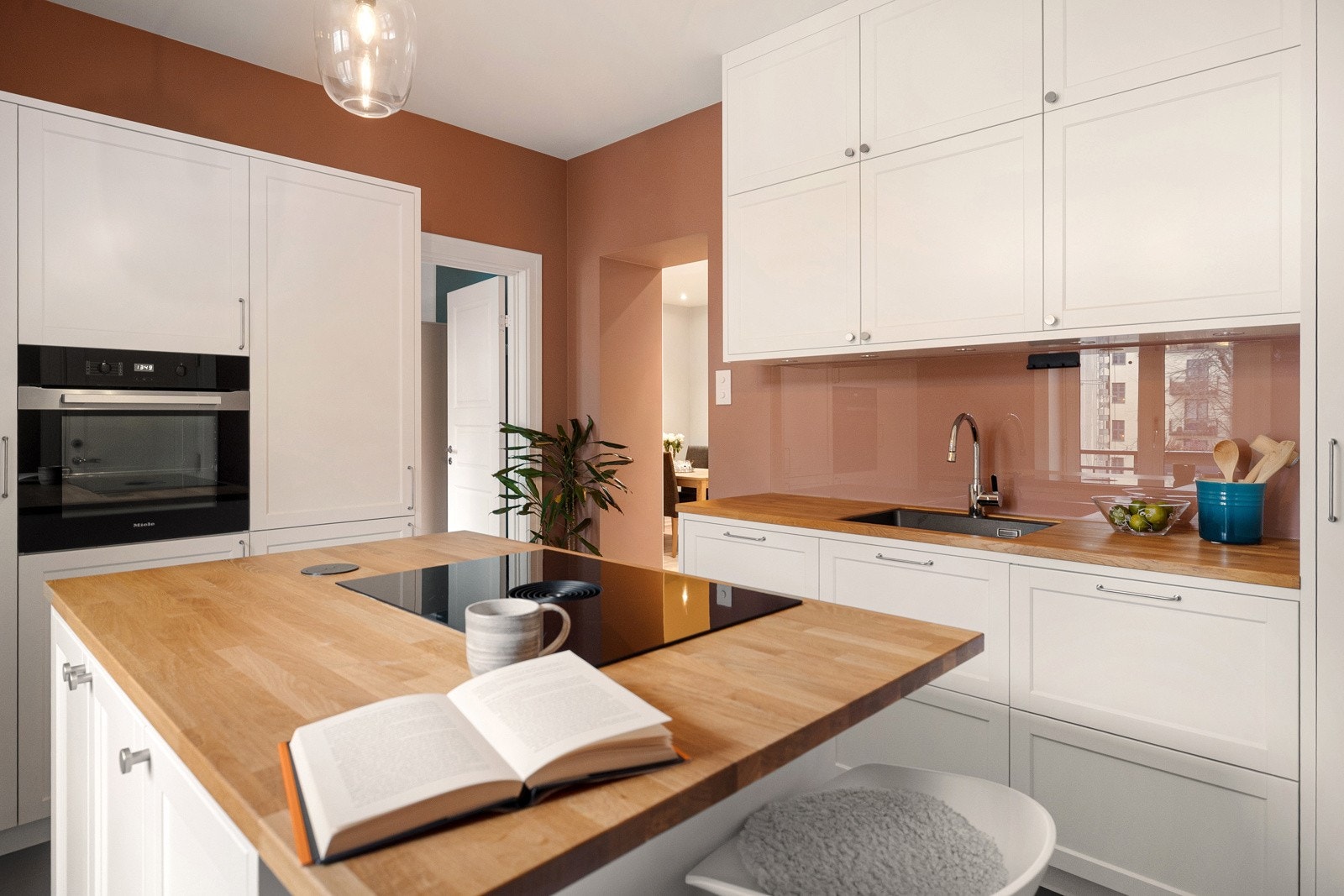 Innredningen har profilerte fronter og benkeplate i heltre eik. Galleribilde