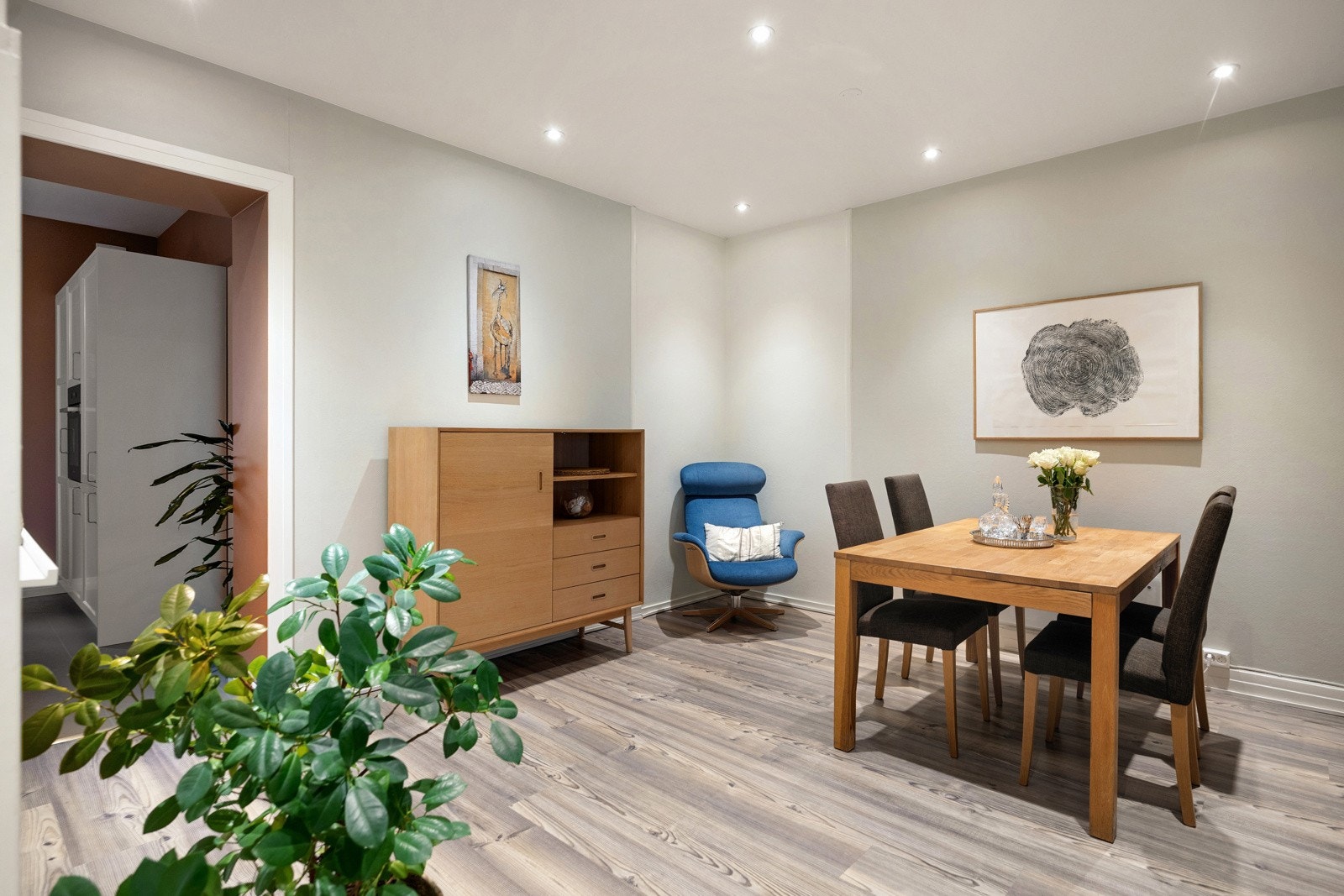 Rommet har god plass til spisebord med flere sitteplasser og egner seg godt for både hverdagsbruk og sosiale sammenkomster. Galleribilde