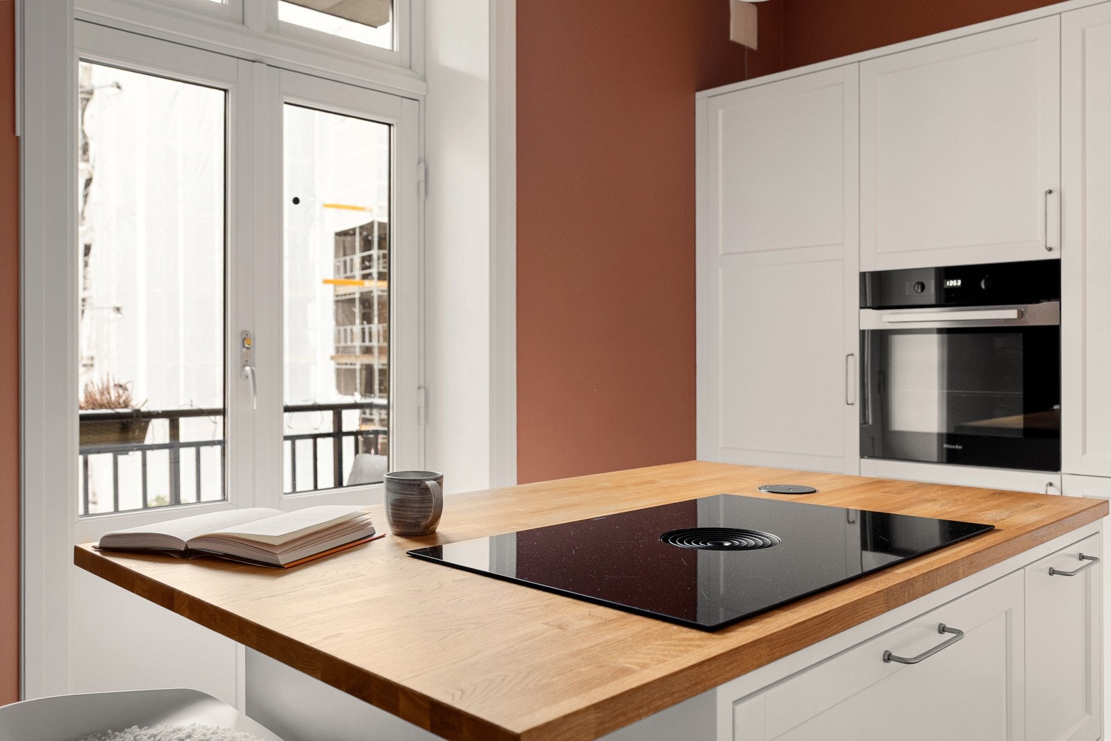 Kjøkkenet er utstyrt med skuffer i høyskap samt integrerte hvitevarer bestående av BORA Pure benkeventilator med induksjonstopp, Miele stekeovn, Miele kombiskap kjøl/frys og Miele oppvaskmaskin. Galleribilde