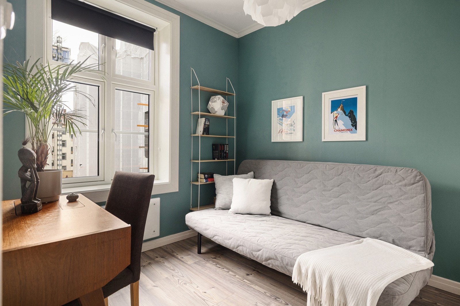 Det andre soverommet er plassert i tilknytning til kjøkkenet og har også god plass til seng og øvrig møblering. Galleribilde