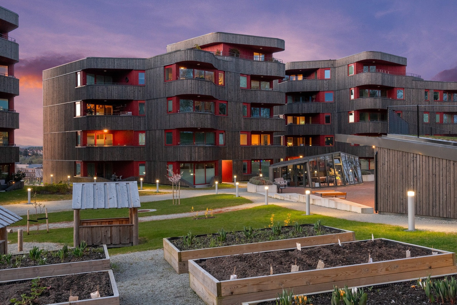 Kveldsstemning i borettslaget. Galleribilde