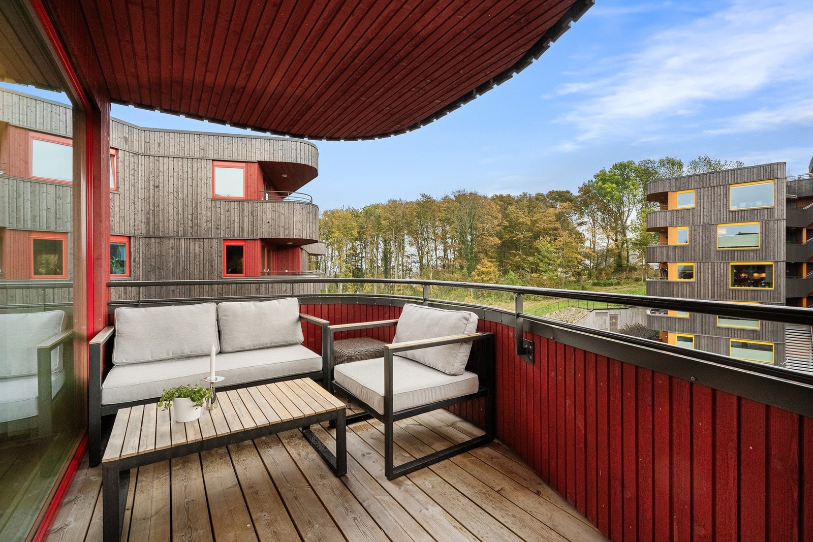 Sørvent balkong med gode solforhold. Galleribilde