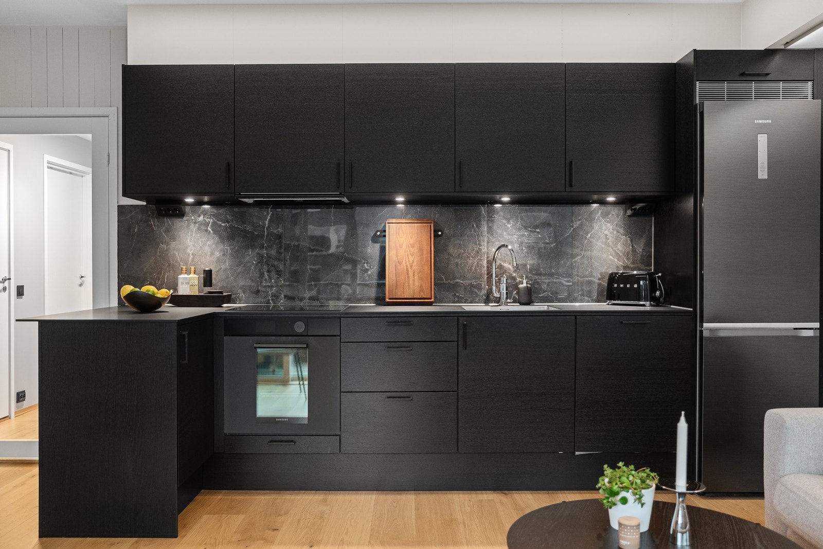 Fliser over kjøkkenbenken og god belysning. Alle hvitevarene på kjøkkenet medfølger i handelen. Galleribilde