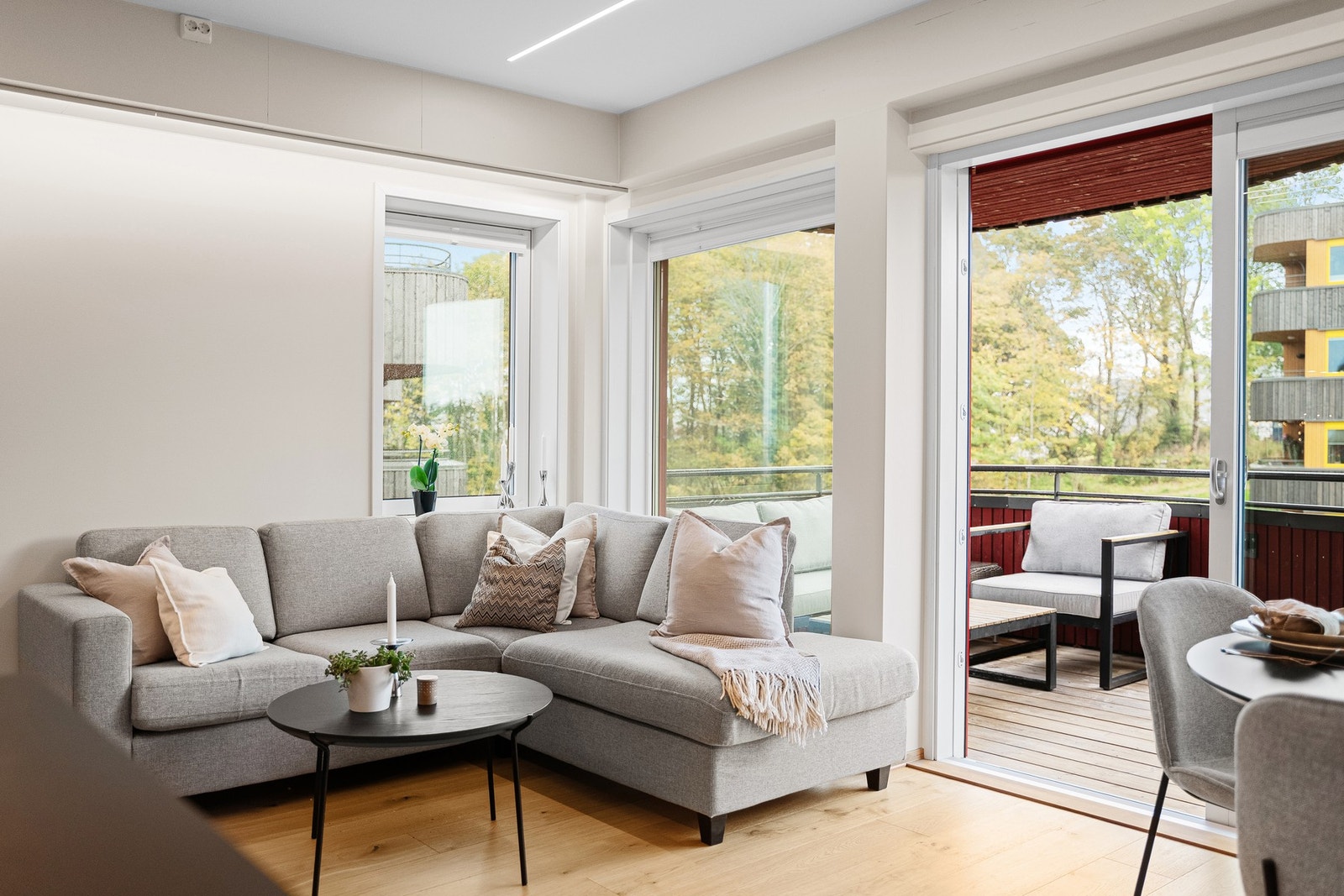 På fine sommerdager blir balkongen en forlengelse av stuen. Galleribilde