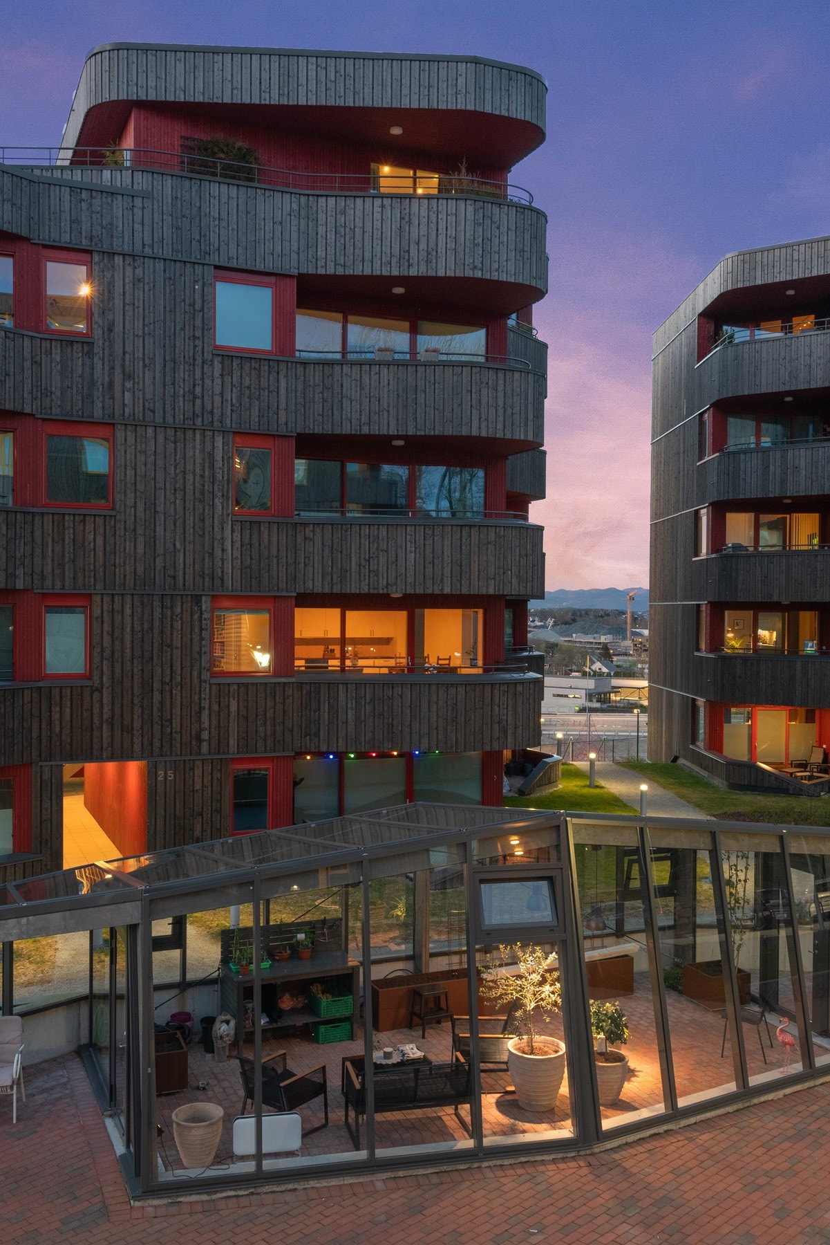 Kveldsstemning i borettslaget. Galleribilde