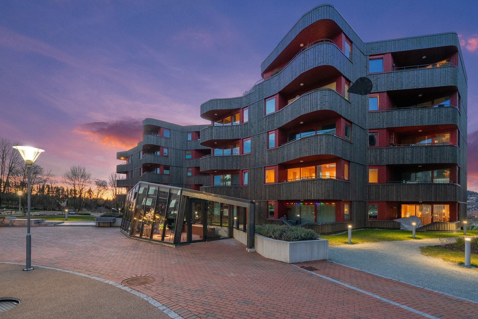 Kveldsstemning i borettslaget. Galleribilde