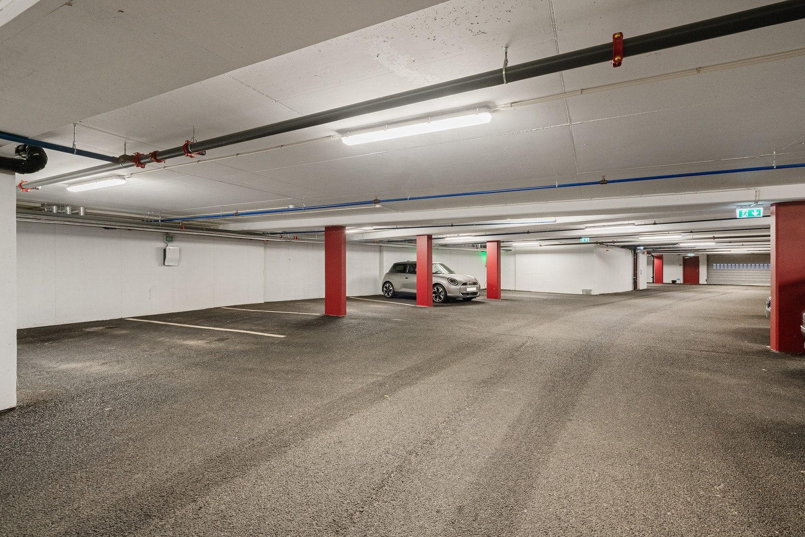 Leiligheten har fast parkeringsplass i lukket anlegg. Galleribilde