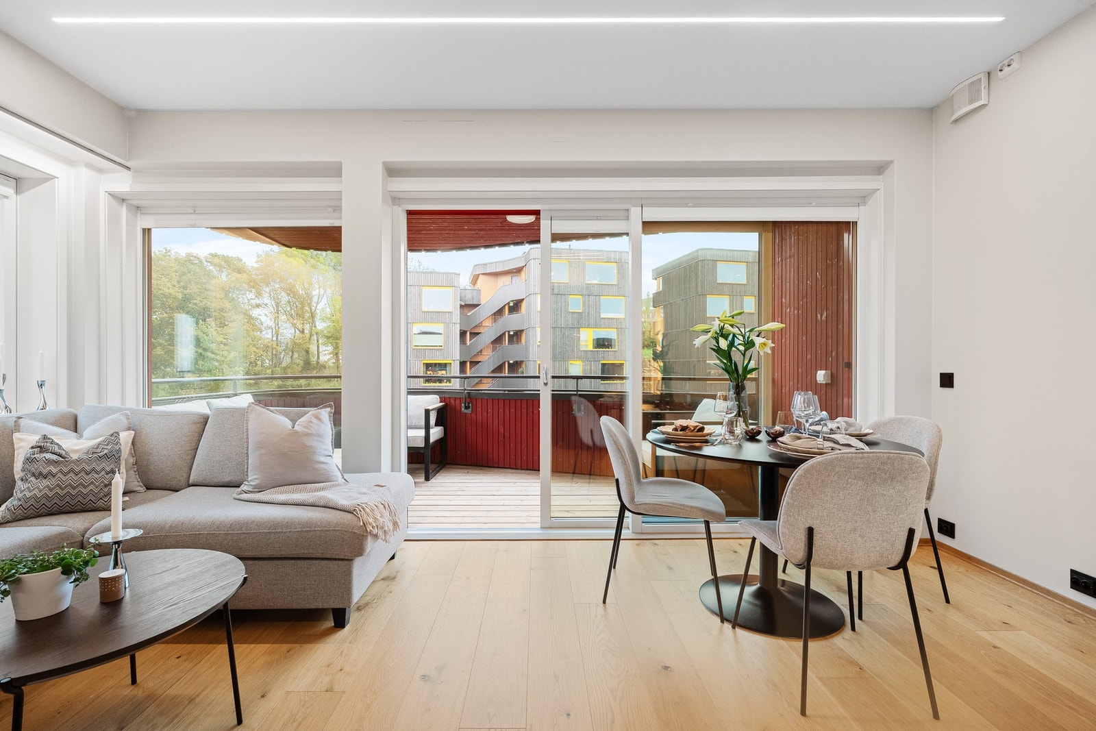 Store vinduer mot sør gir mye lys og en herlig romfølelse. Galleribilde