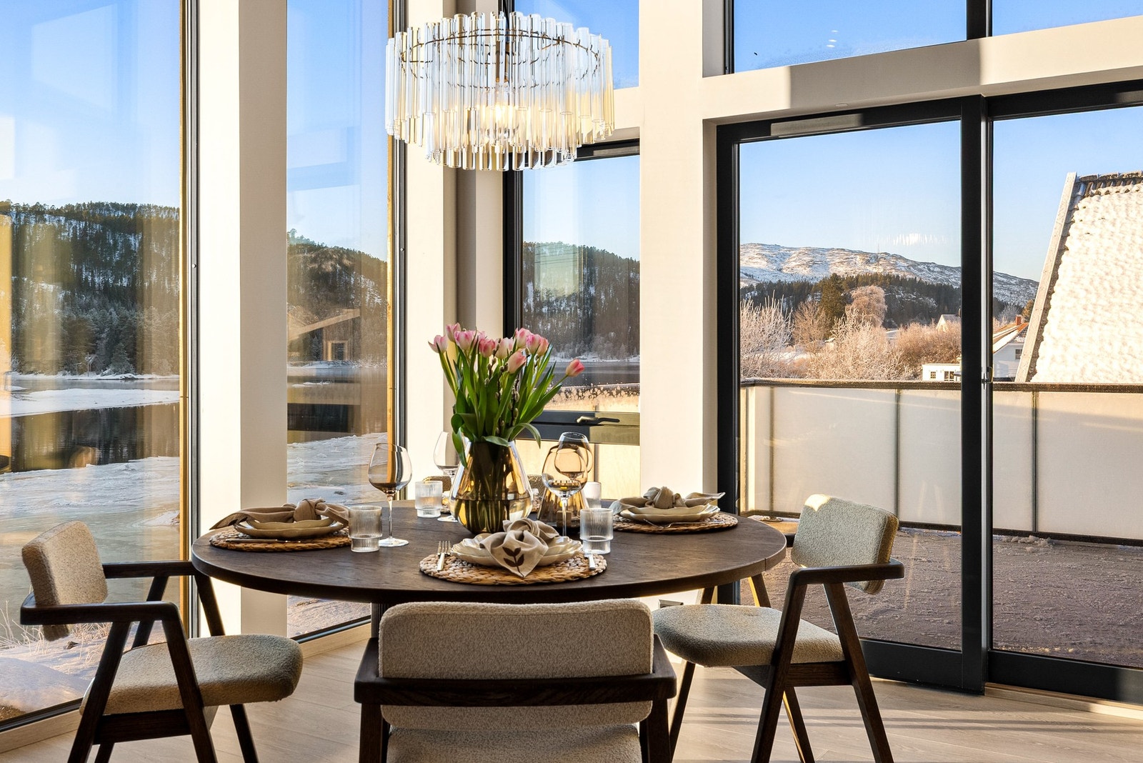 Et hjem der både utsikt og måltidene kan nytes til fulle Galleribilde