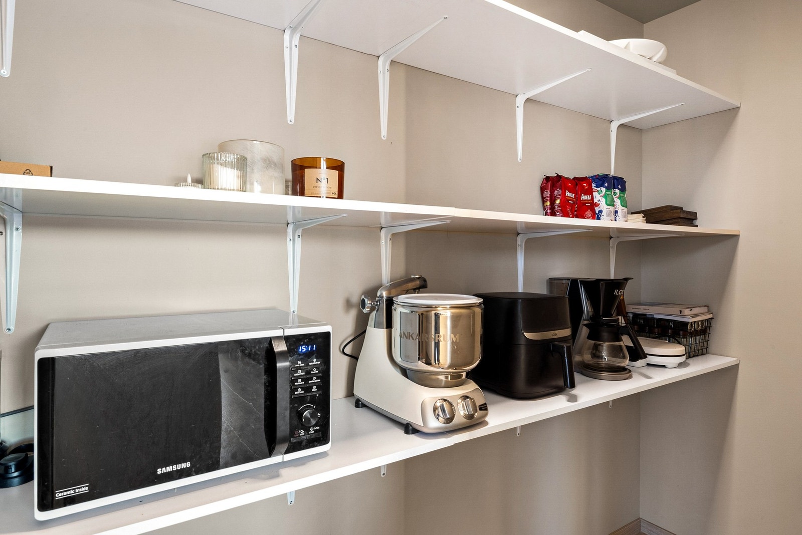 Praktiske boder på begge plan som gjør hverdagen litt enklere Galleribilde