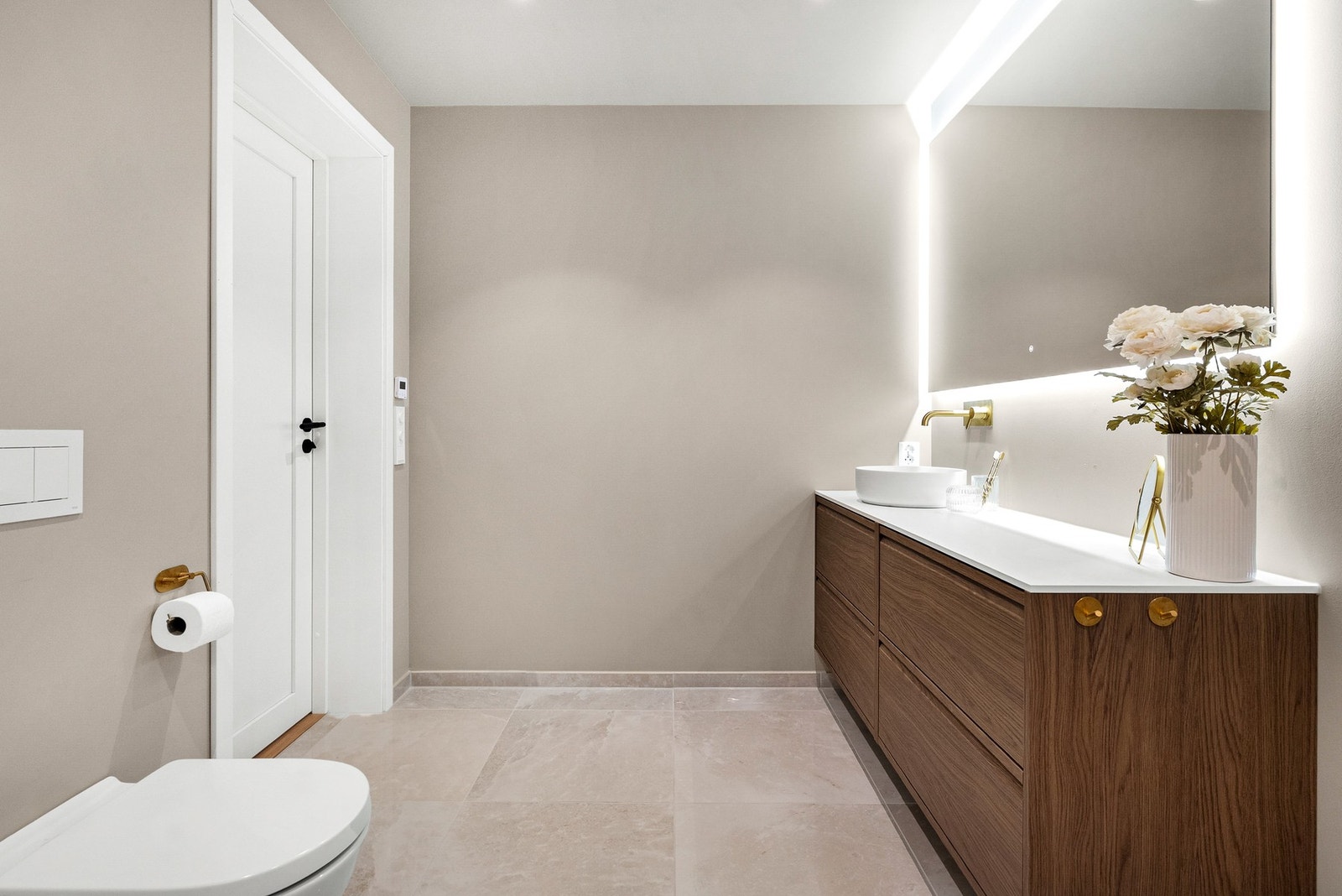 Delikat bad som inviterer til velvære og avslapning Galleribilde