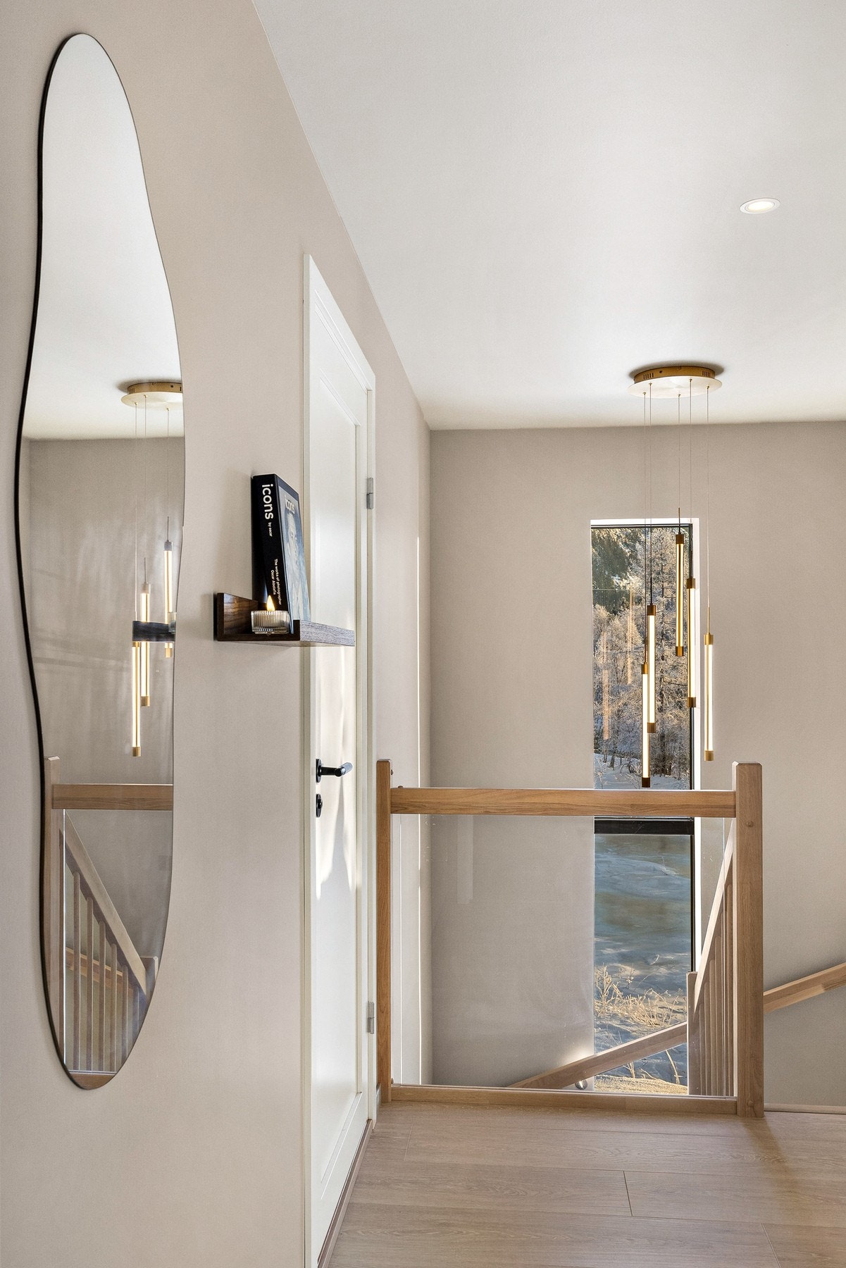 Trappen leder ned til boligens 1.etasje Galleribilde