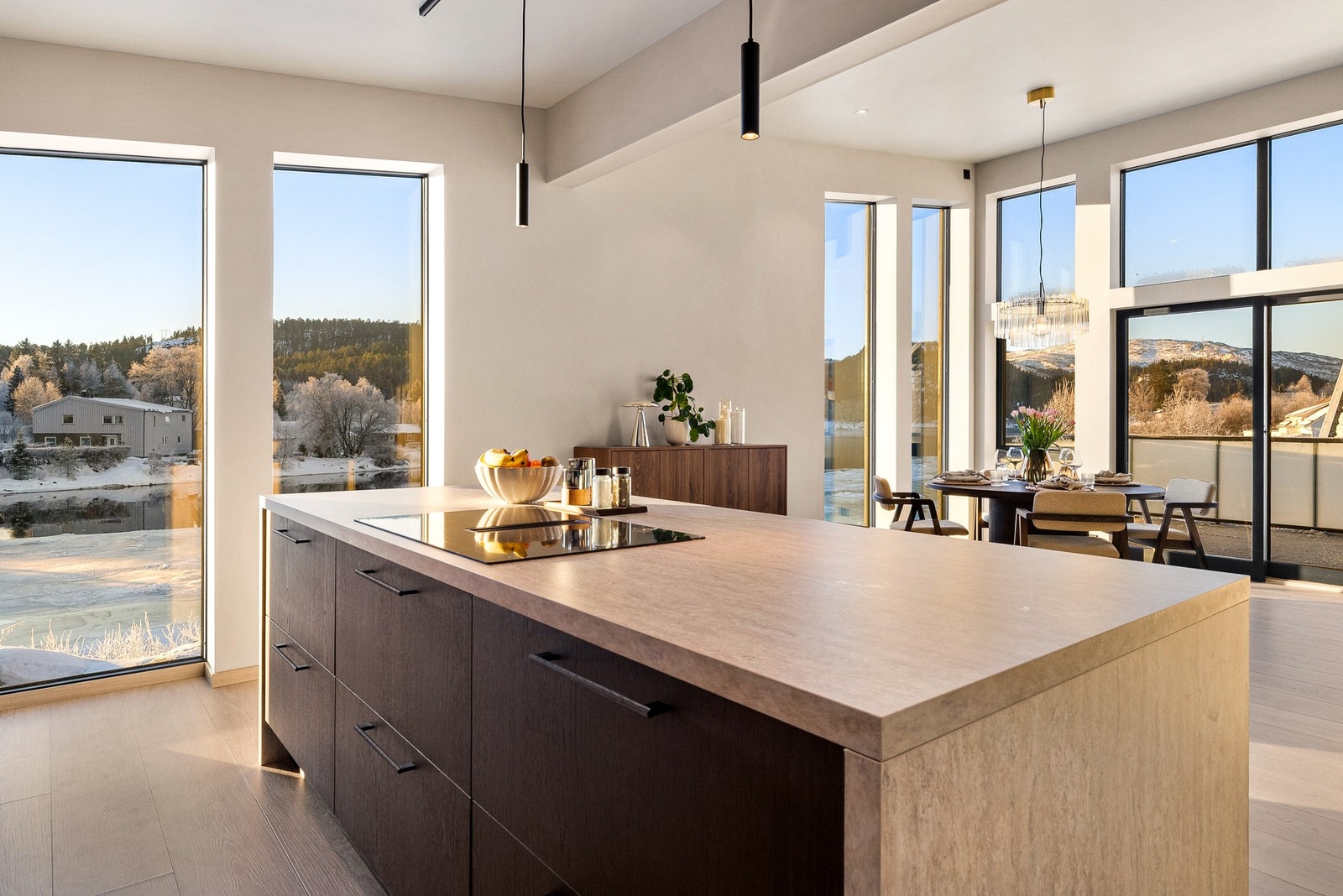 Kjøkkenøyen fungerer som hjertet mellom stue og kjøkken. Både praktisk og sosialt Galleribilde