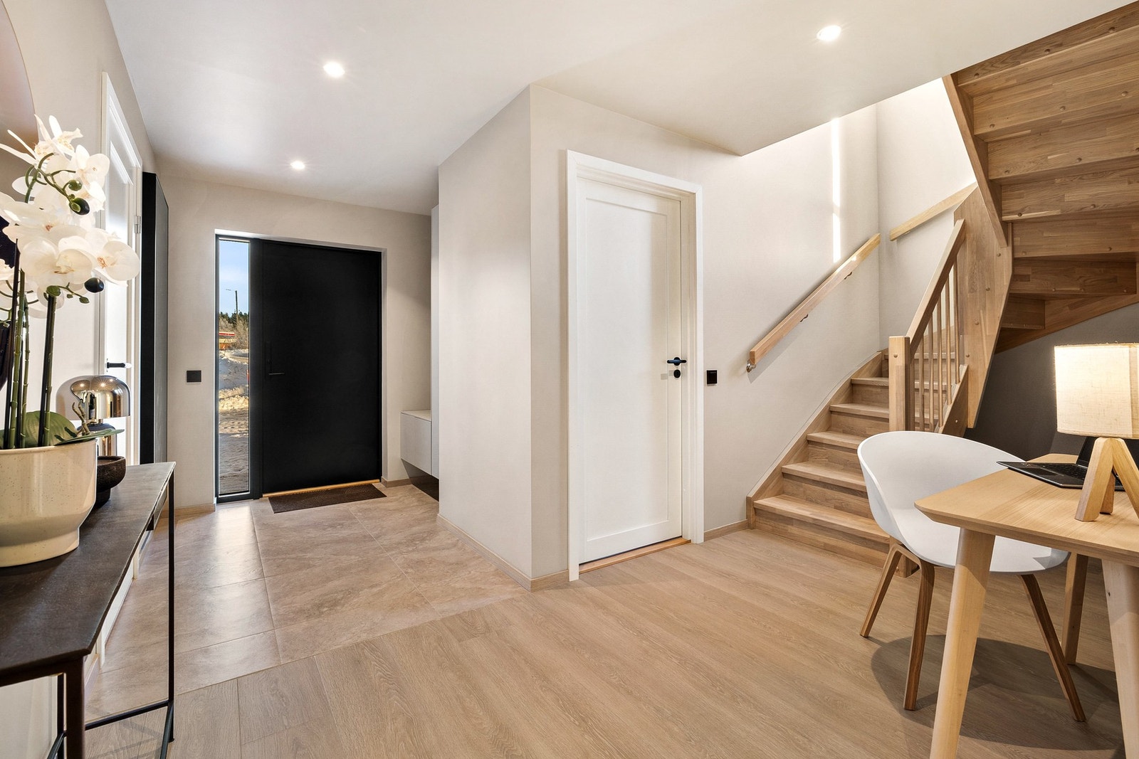 Romslig entré med god plass og luftig atmosfære Galleribilde