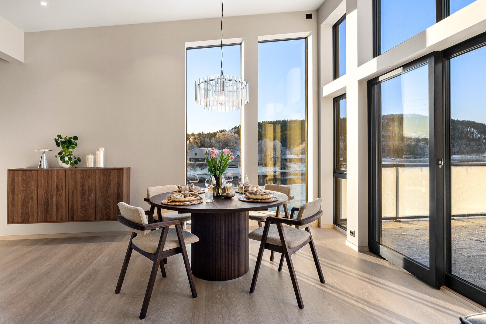 Delikate overflater i en dus og tidsriktig fargepalett skaper et moderne og harmonisk uttrykk Galleribilde