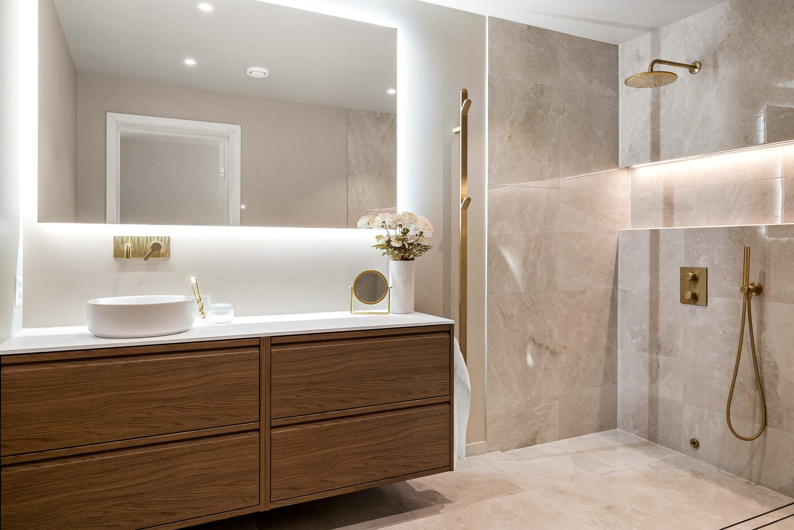 Flott baderomsinnredning i mørk tre Galleribilde