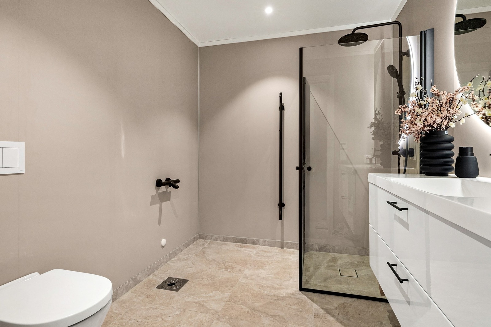 Ekte hverdagsluksus med eget bad på begge plan Galleribilde