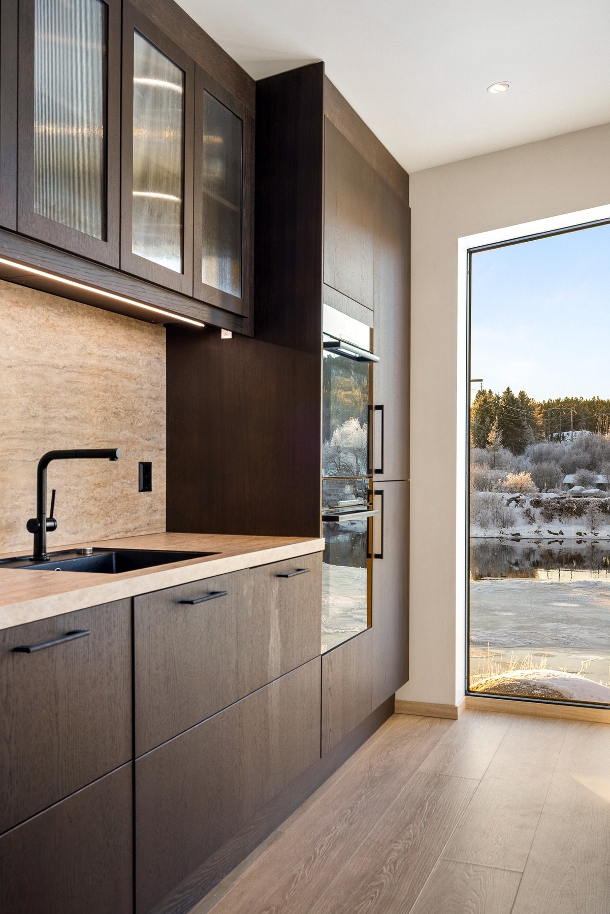 Store og moderne vindusflater lar naturen flyte sømløst inn i rommet Galleribilde