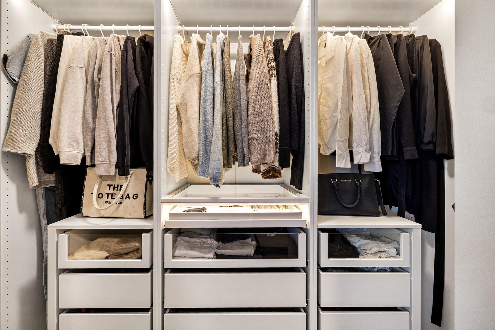 Walk-in garderobe gjør soverommet både ryddig og praktisk Galleribilde