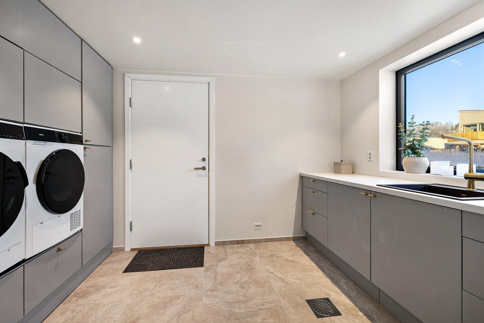 Stort og flott vaskerom som også har egen inngang fra garasjen for maksimal komfort Galleribilde