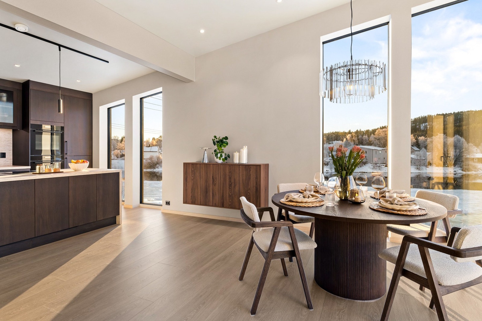 Særdeles flott bolig med rene linjer og generøse vindusflater som rammer inn den fine utsikten Galleribilde