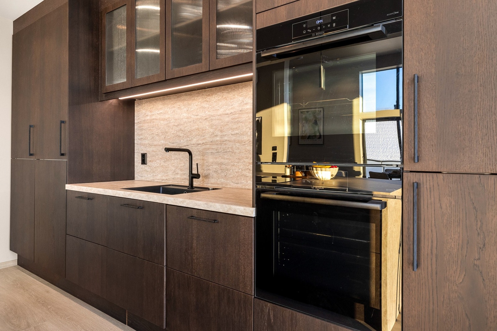 Stilrent og moderne kjøkken. Integrerte hvitevarer og gjennomtenkte løsninger Galleribilde