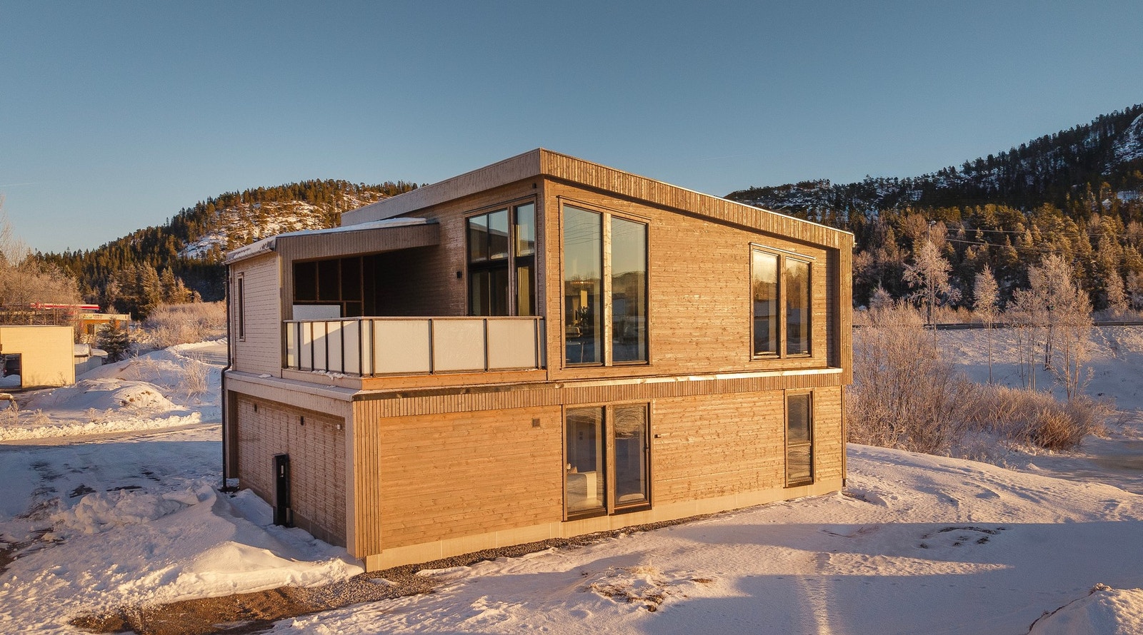 Eiendommen har en solrik og fin beliggenhet nede ved elva Bogna på Bangsund Galleribilde