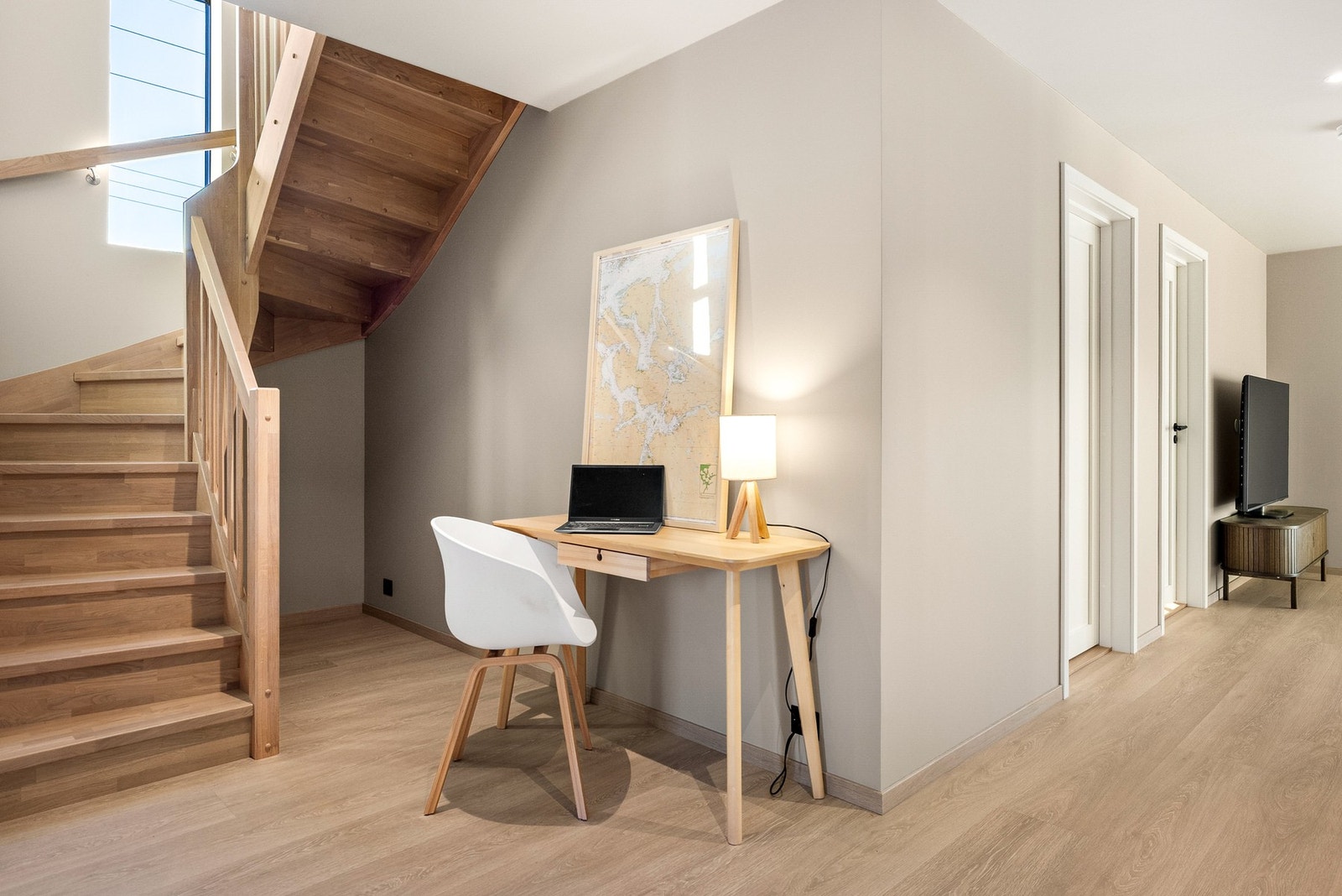 Velegnet hjørne for hjemmekontor eller kreativ arbeidsplass Galleribilde