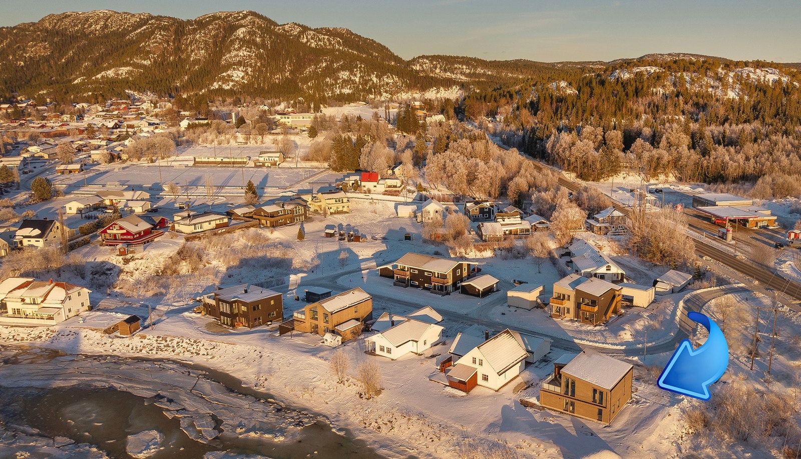 Både fotballbane og nærbutikk ligger i umiddelbar nærhet Galleribilde