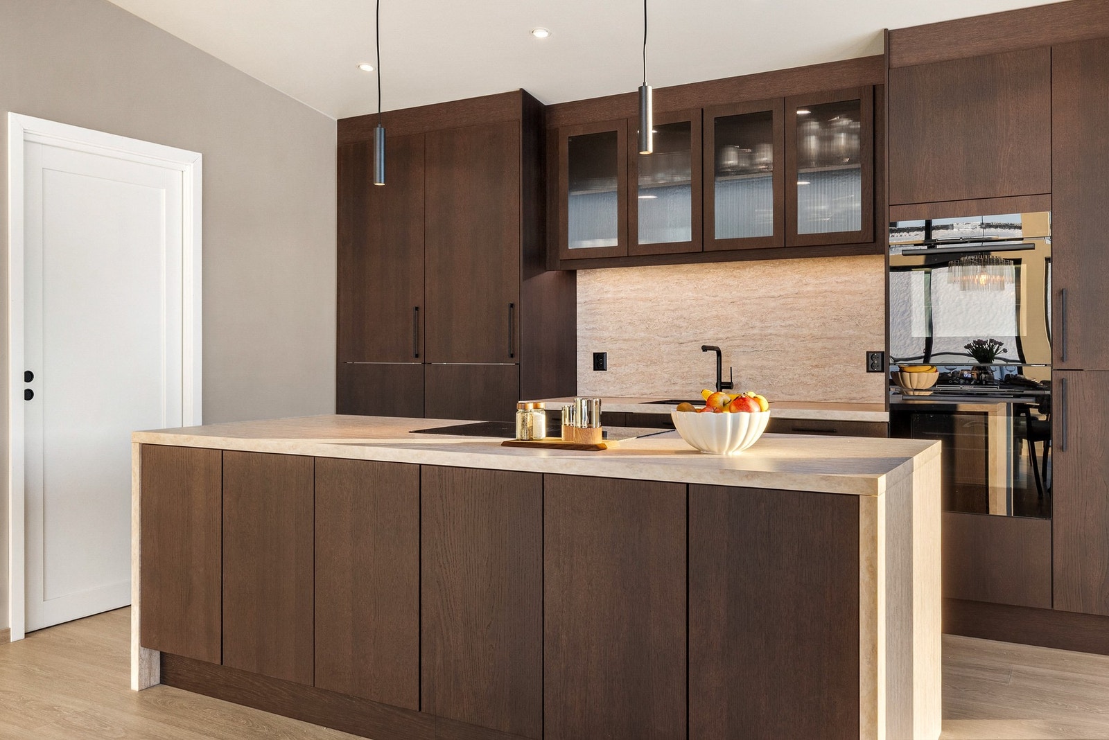 Tidsriktig og tidløst, med mørkt tre i fin harmoni med lyse og slette overflater Galleribilde