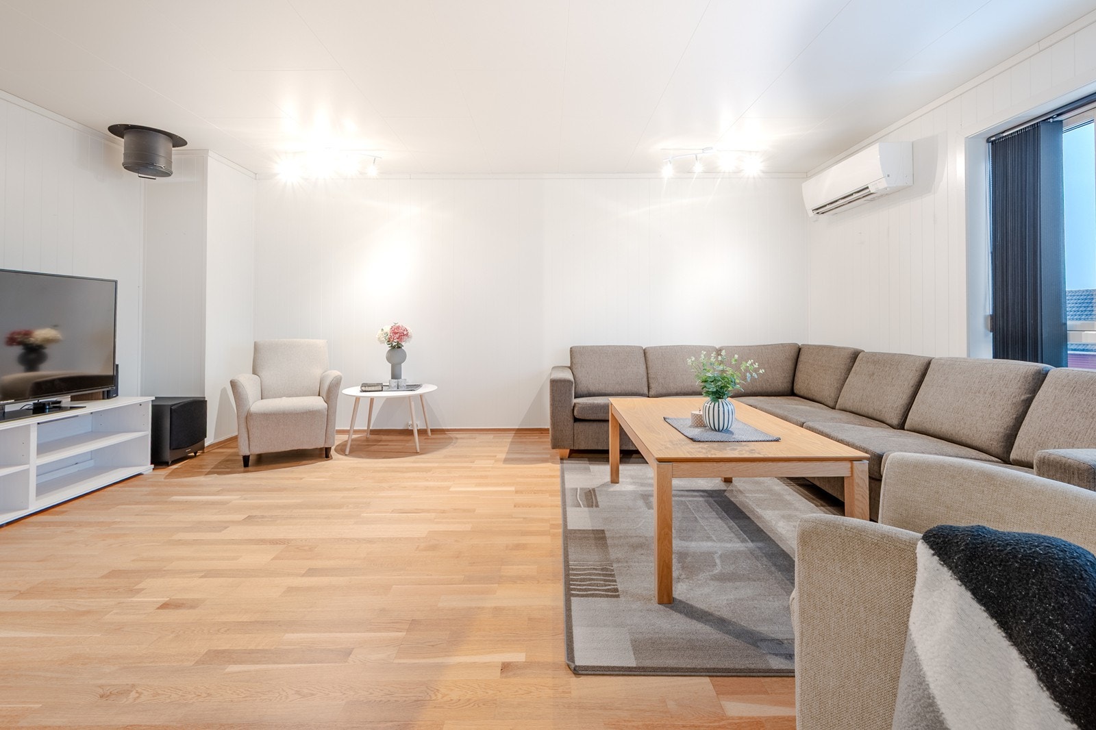 Parkettgulv og lysmalt panel Galleribilde