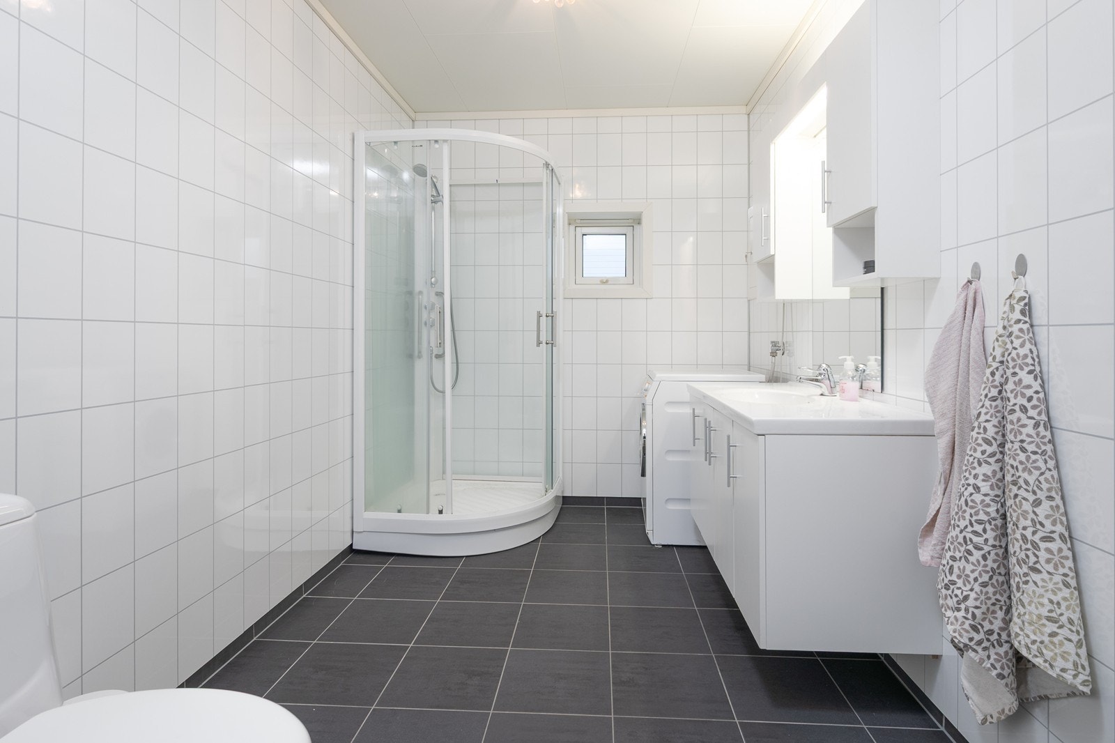 Helfliset bad/vaskerom med varmekabler, wc og dusjkabinett Galleribilde