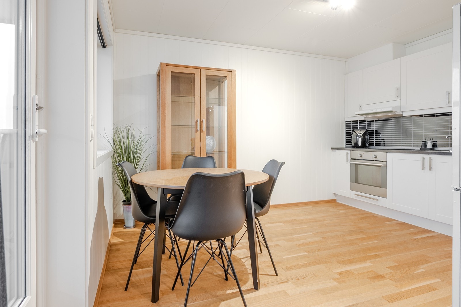 Utgang til veranda og delvis åpen løsning til kjøkken Galleribilde