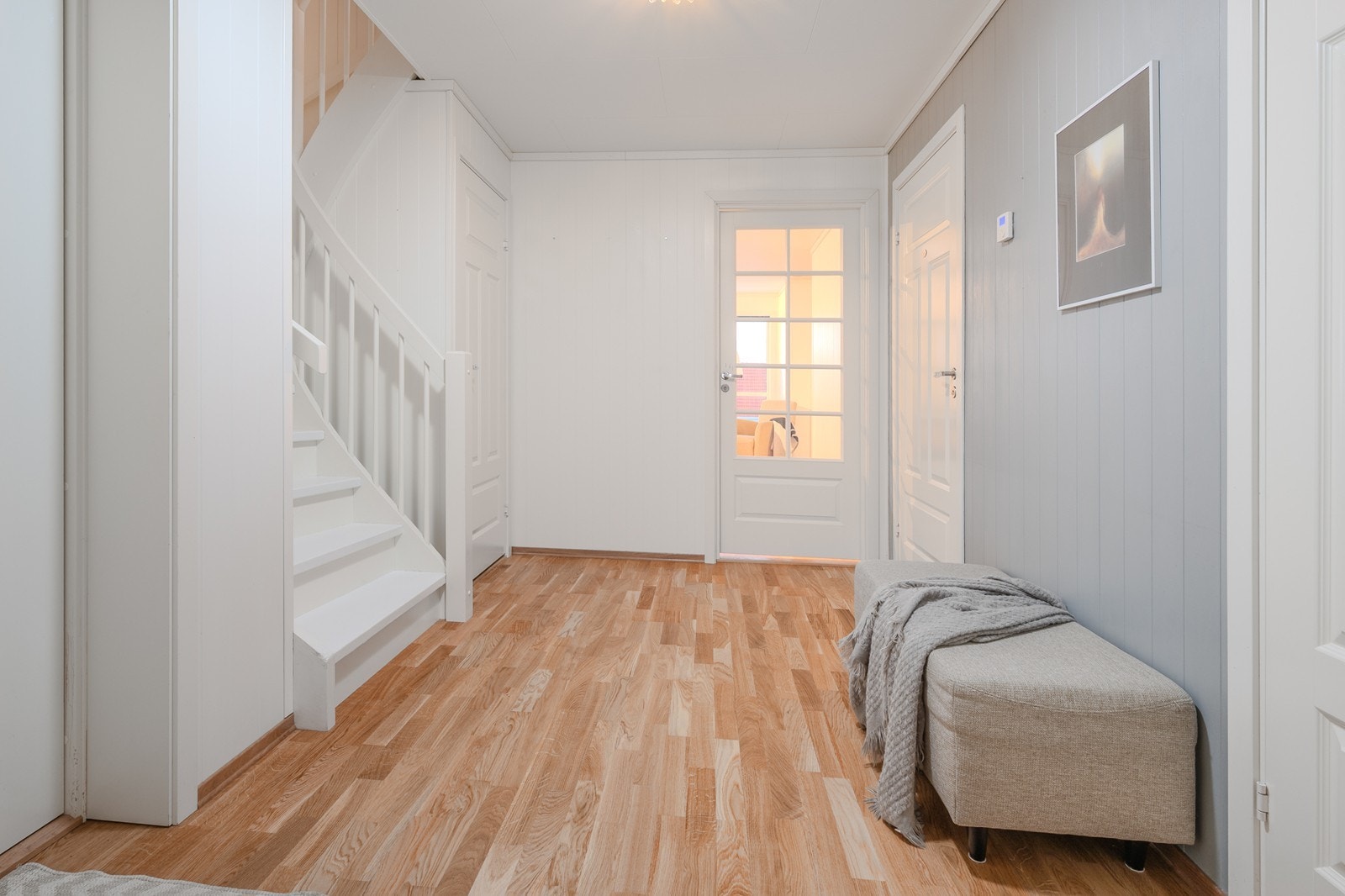 Romslig entré. Galleribilde