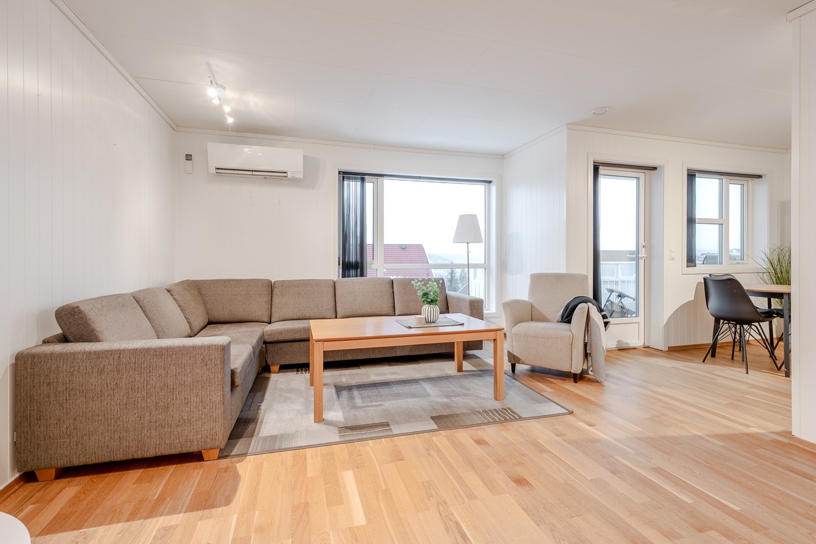 Naturlig plass for sittegruppe og spisebord Galleribilde